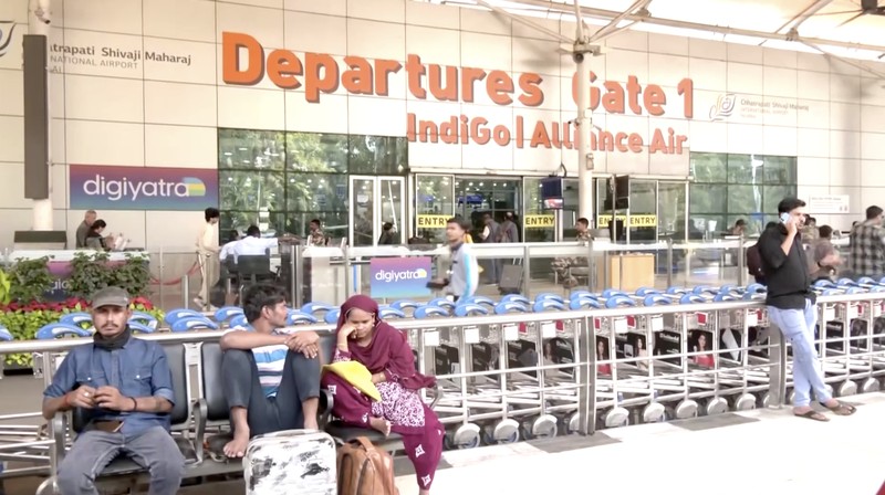 Para pelancong mengantre di kios tiket IndiGo untuk menjadwal ulang penerbangan mereka di Bandara Internasional Kempegowda di Bengaluru, India, 3 Desember 2025. (REUTERS/Abinaya Vijayaraghavan)