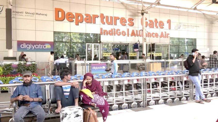 Para pelancong mengantre di kios tiket IndiGo untuk menjadwal ulang penerbangan mereka di Bandara Internasional Kempegowda di Bengaluru, India, 3 Desember 2025. (REUTERS/Abinaya Vijayaraghavan)