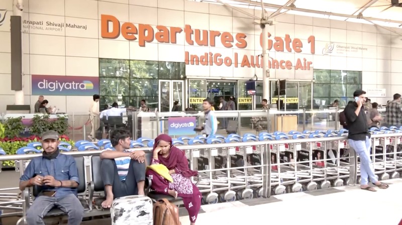 Para pelancong mengantre di kios tiket IndiGo untuk menjadwal ulang penerbangan mereka di Bandara Internasional Kempegowda di Bengaluru, India, 3 Desember 2025. (REUTERS/Abinaya Vijayaraghavan)