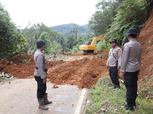 Brimob Polri Tembus 11 Titik Longsor di Agam, Warga Terisolir Dapat Bantuan