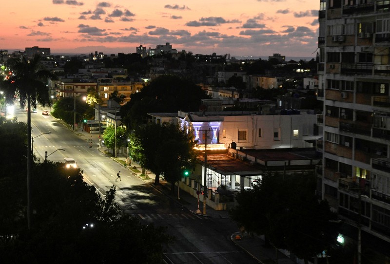 Sebuah jalan diterangi setelah listrik pulih menyusul pemadaman sebagian jaringan listrik yang menyebabkan sebagian besar wilayah barat Kuba gelap gulita, di Havana, Kuba, 3 Desember 2025. (REUTERS/Norlys Perez)