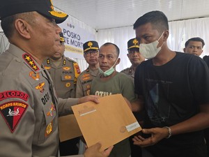Wakapolri Temui Keluarga Korban Tewas Banjir Sumbar, Sampaikan Duka Cita