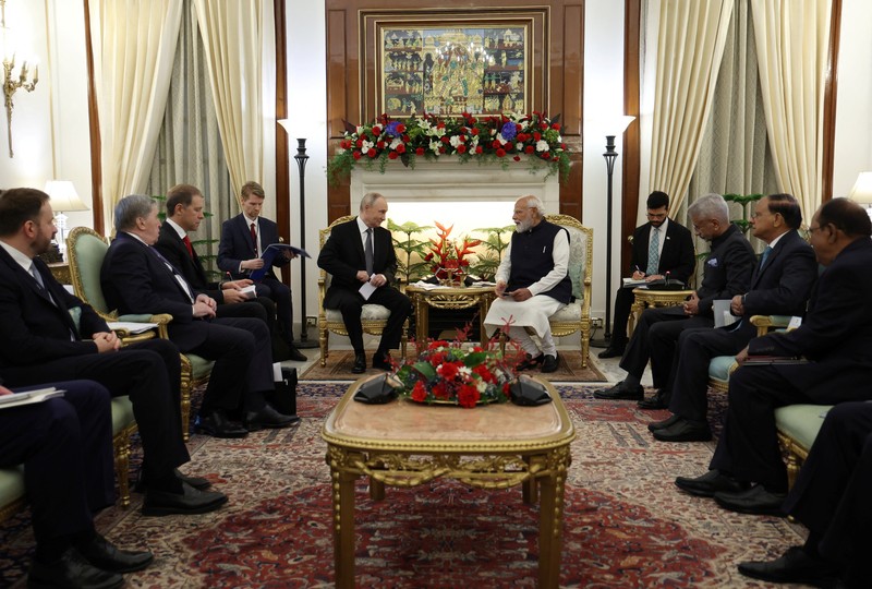 Presiden Rusia Vladimir Putin dan Perdana Menteri India Narendra Modi berjalan menjelang pembicaraan mereka di New Delhi, India, 5 Desember 2025. (Sputnik/Alexander Kazakov/Pool via REUTERS)