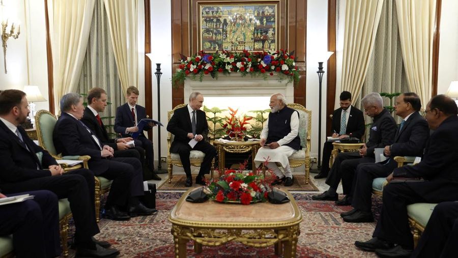Presiden Rusia Vladimir Putin dan Perdana Menteri India Narendra Modi berjalan menjelang pembicaraan mereka di New Delhi, India, 5 Desember 2025. (Sputnik/Alexander Kazakov/Pool via REUTERS)