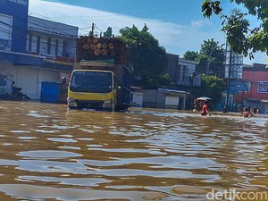 Jalan Raya Dayeuhkolot Terendam, Aktivitas Warga Lumpuh