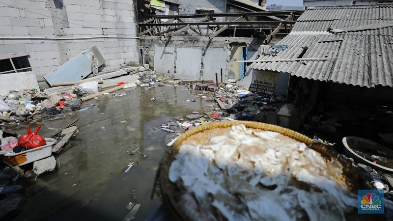 Banjir rob menggenangi wilayah Jalan Dermaga Baru, Kali Adem, Blok Empang, Muara Angke, Jakarta, Jumat (5/12/2025). Meski terendam banjir, warga memilih bertahan di rumahnya masing-masing. (CNBC Indonesia/Tri Susilo)