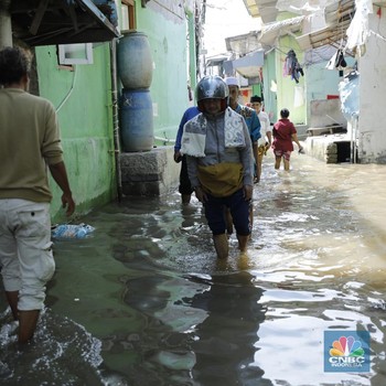 Penampakan Pemukiman Padat Penduduk Diterjang Banjir Saat Puncak Rob