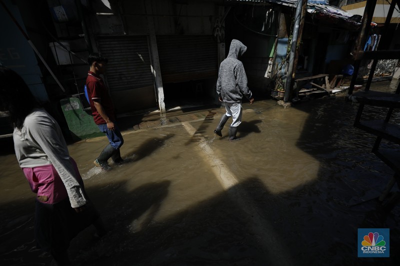 Banjir rob menggenangi wilayah Jalan Dermaga Baru, Kali Adem, Blok Empang, Muara Angke, Jakarta, Jumat (5/12/2025). Meski terendam banjir, warga memilih bertahan di rumahnya masing-masing. (CNBC Indonesia/Tri Susilo)