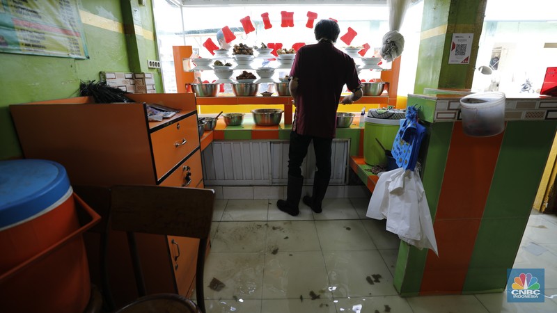 Banjir rob menggenangi wilayah Jalan Dermaga Baru, Kali Adem, Blok Empang, Muara Angke, Jakarta, Jumat (5/12/2025). Meski terendam banjir, warga memilih bertahan di rumahnya masing-masing. (CNBC Indonesia/Tri Susilo)