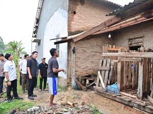 Bupati Lampung Selatan Beri Bantuan Masyarakat Terdampak Puting Beliung