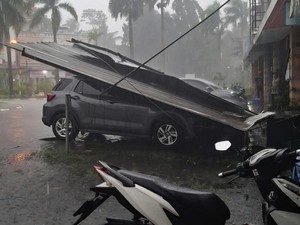 Kanopi Ruko Ambruk Timpa Mobil dan Motor Imbas Angin Kencang di Bogor