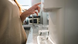 Minum Sambil Berdiri Katanya Bikin Ginjal Rusak, Ini Penjelasan Dokter