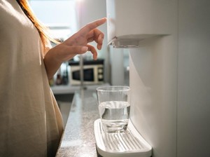 Minum Sambil Berdiri Katanya Bikin Ginjal Rusak, Ini Penjelasan Dokter