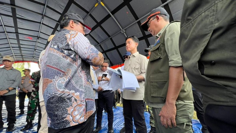 Wapres RI Gibran Rakabuming saat melihat kondisi kerusakan kerusakan infrastruktur akibat bencana hidrometeorologi sekaligus menyapa warga di Desa Garoga, Kecamatan Batang Toru, Kabupaten Tapanuli Selatan, Sumatra Utara, Kamis (4/12). (Dok. BNPB)