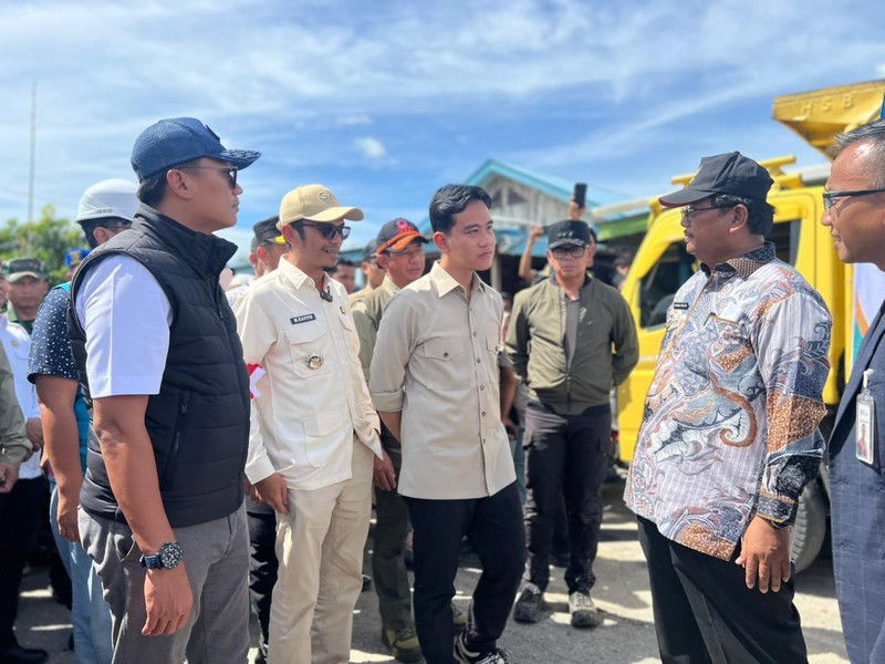 Wapres RI Gibran Rakabuming saat melihat kondisi kerusakan kerusakan infrastruktur akibat bencana hidrometeorologi sekaligus menyapa warga di Desa Garoga, Kecamatan Batang Toru, Kabupaten Tapanuli Selatan, Sumatra Utara, Kamis (4/12). (Dok. BNPB)