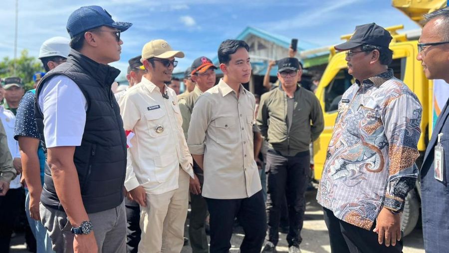 Wapres RI Gibran Rakabuming saat melihat kondisi kerusakan kerusakan infrastruktur akibat bencana hidrometeorologi sekaligus menyapa warga di Desa Garoga, Kecamatan Batang Toru, Kabupaten Tapanuli Selatan, Sumatra Utara, Kamis (4/12). (Dok. BNPB)