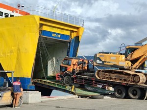 KMP Jatra II Angkut 50 Ton Bahan Pokok dan 7 Excavator Menuju Sibolga