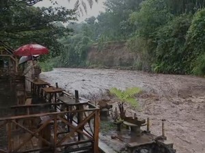 Arus Sungai Deras Seret Pemecah Batu di Songgon Banyuwangi