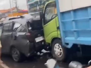 Tabrakan Beruntun Libatkan 4 Kendaraan di Jalan Poros Maros-Makassar
