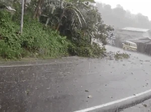 Ngeri! Tiang Listrik Ambruk di Loji Sukabumi, Warga Lari Lihat Kilatan Api