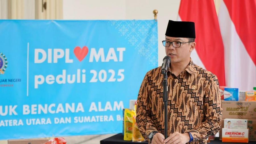 Menteri Luar Negeri Sugiono menyalurkan bantuan Diplomat Peduli 2025 untuk masyarakat yang terdampak bencana di Provinsi Aceh, Sumatera Utara dan Sumatera Barat di Gedung Pancasila, Kementerian Luar Negeri, Jakarta, Jumat (5/12/2025). (Dok. Kemlu RI)