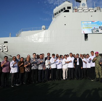 Pakai Kapal Perang, Mentan Kirim Bantuan ke Korban Banjir Sumatera