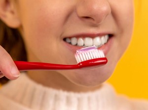 7 Tips Bikin Gigi Putih dengan Cepat Secara Alami, Bye Kuning!