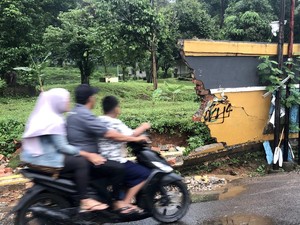 Pagar Bukit Siguntang Palembang yang Roboh Belum Diperbaiki