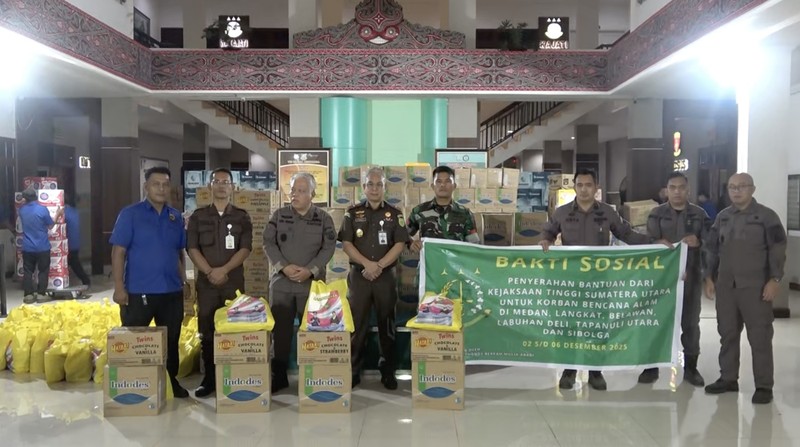 Penyerahan bantuan dari Kejaksaan Tinggi Sumatera Utara. (Dok. Kejati Sumut)