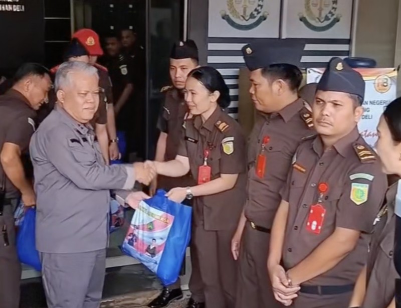 Penyerahan bantuan dari Kejaksaan Tinggi Sumatera Utara. (Dok. Kejati Sumut)