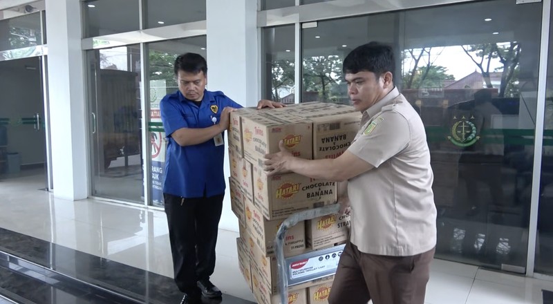 Penyerahan bantuan dari Kejaksaan Tinggi Sumatera Utara. (Dok. Kejati Sumut)