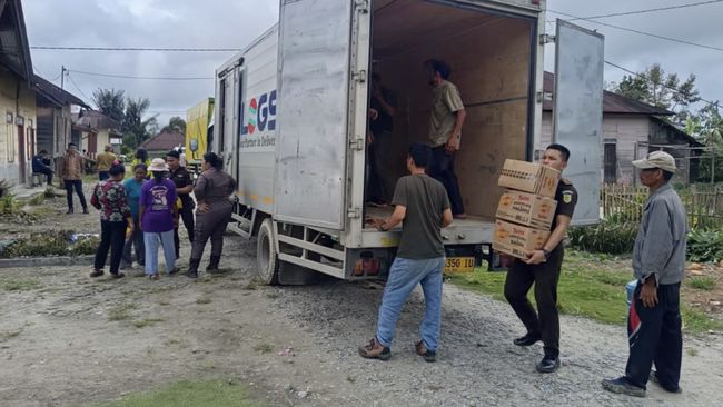 Kajati Sumut Harli Siregar Bantu Korban Bencana Banjir Sumatera