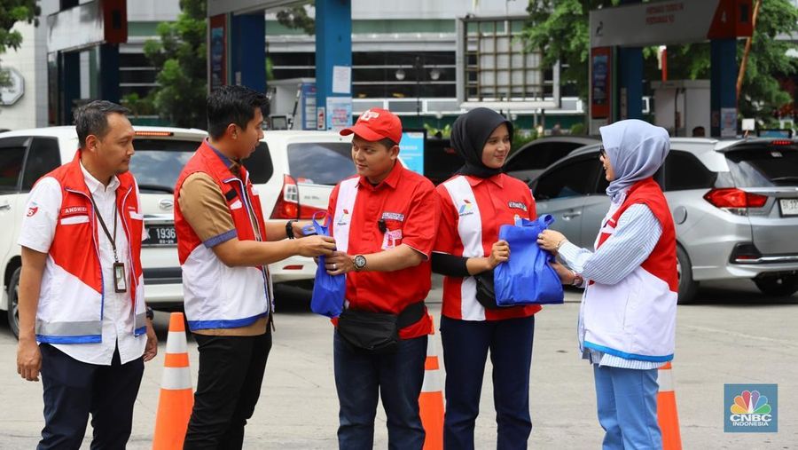 Pertamina salurkan bantuan ke 400 operator SPBU di Medan