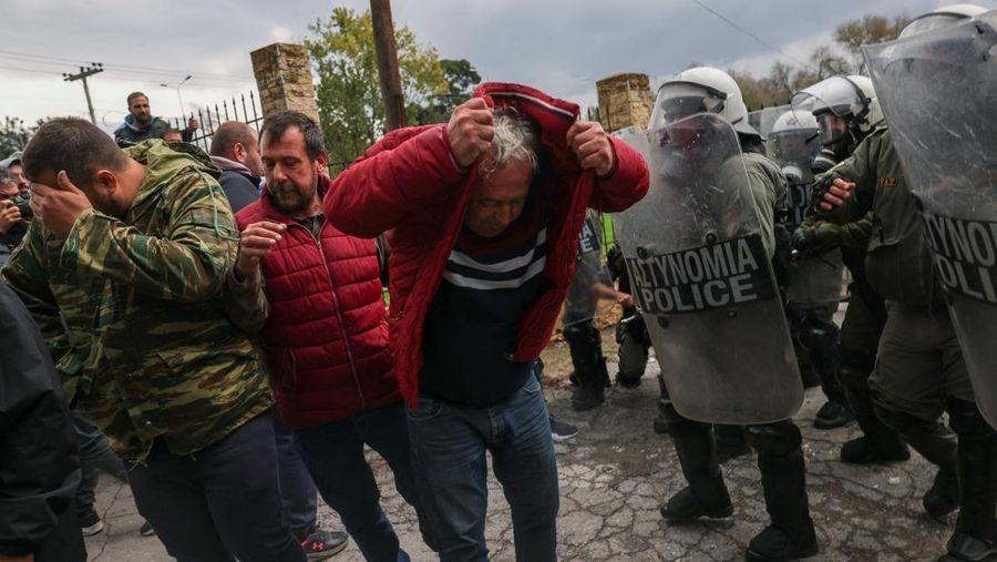 Seorang petani berdiri di depan barisan polisi anti huru hara selama protes di Thessaloniki, Yunani, 5 Desember 2025. (REUTERS/Alexandros Avramidis)