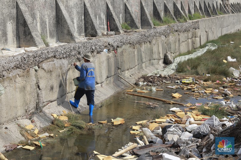 Petugas Dinas Sumber Daya Air (SDA) menambal tanggul Muara Buaru yang bocor di kawasan Muara Baru, Jakarta, Jumat, (5/12/2025). (CNBC Indonesia/Muhammad Sabki)