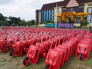 Polda Riau Kirim Ribuan Cangkul-Sekop untuk Pemulihan Pascabencana Sumatera