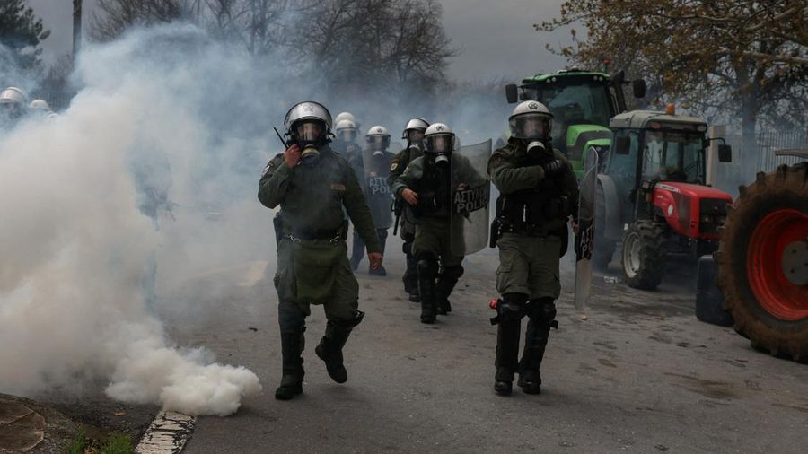 Seorang petani berdiri di depan barisan polisi anti huru hara selama protes di Thessaloniki, Yunani, 5 Desember 2025. (REUTERS/Alexandros Avramidis)