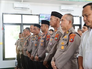 Polres Babar Gelar Salat Gaib untuk Korban Bencana Sumatera dan Erupsi Semeru