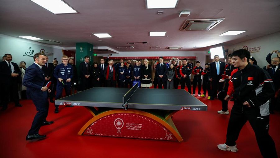 Presiden Prancis Emmanuel Macron bermain tenis meja dengan pemain tenis meja Tiongkok di Universitas Sichuan di Chengdu, provinsi Sichuan, sebagai bagian dari kunjungan tiga hari ke Tiongkok, 5 Desember 2025. (REUTERS/Sarah Meyssonnier/Pool)