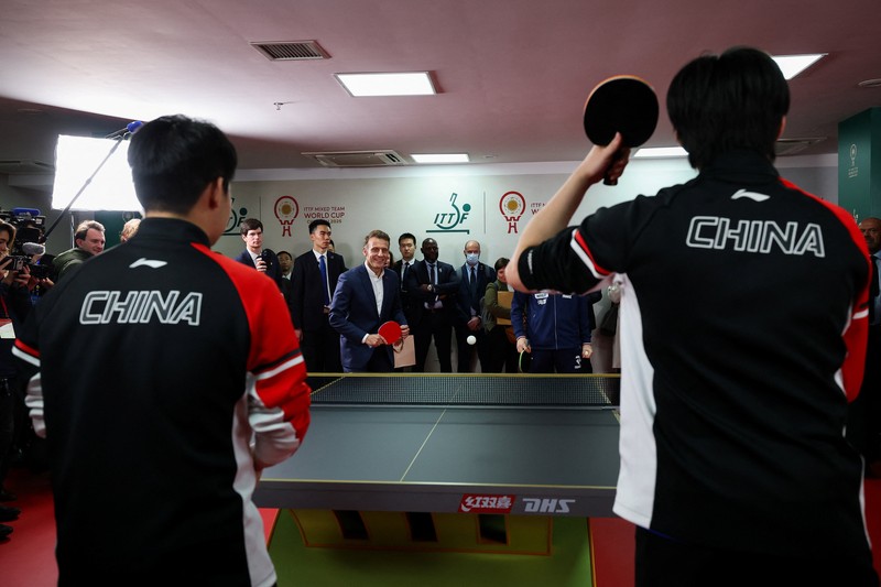 Presiden Prancis Emmanuel Macron bermain tenis meja dengan pemain tenis meja Tiongkok di Universitas Sichuan di Chengdu, provinsi Sichuan, sebagai bagian dari kunjungan tiga hari ke Tiongkok, 5 Desember 2025. (REUTERS/Sarah Meyssonnier/Pool)