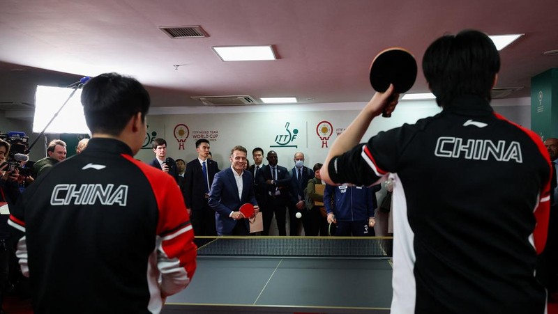 Presiden Prancis Emmanuel Macron bermain tenis meja dengan pemain tenis meja Tiongkok di Universitas Sichuan di Chengdu, provinsi Sichuan, sebagai bagian dari kunjungan tiga hari ke Tiongkok, 5 Desember 2025. (REUTERS/Sarah Meyssonnier/Pool)