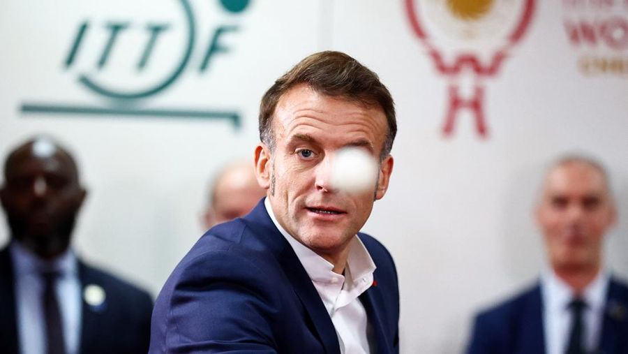 Presiden Prancis Emmanuel Macron bermain tenis meja dengan pemain tenis meja Tiongkok di Universitas Sichuan di Chengdu, provinsi Sichuan, sebagai bagian dari kunjungan tiga hari ke Tiongkok, 5 Desember 2025. (REUTERS/Sarah Meyssonnier/Pool)