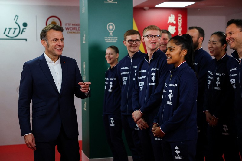 Presiden Prancis Emmanuel Macron bermain tenis meja dengan pemain tenis meja Tiongkok di Universitas Sichuan di Chengdu, provinsi Sichuan, sebagai bagian dari kunjungan tiga hari ke Tiongkok, 5 Desember 2025. (REUTERS/Sarah Meyssonnier/Pool)