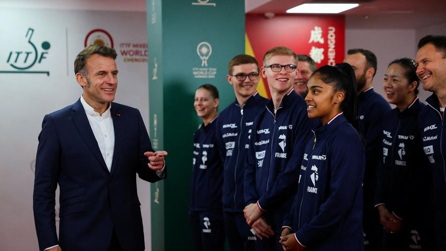 Presiden Prancis Emmanuel Macron bermain tenis meja dengan pemain tenis meja Tiongkok di Universitas Sichuan di Chengdu, provinsi Sichuan, sebagai bagian dari kunjungan tiga hari ke Tiongkok, 5 Desember 2025. (REUTERS/Sarah Meyssonnier/Pool)