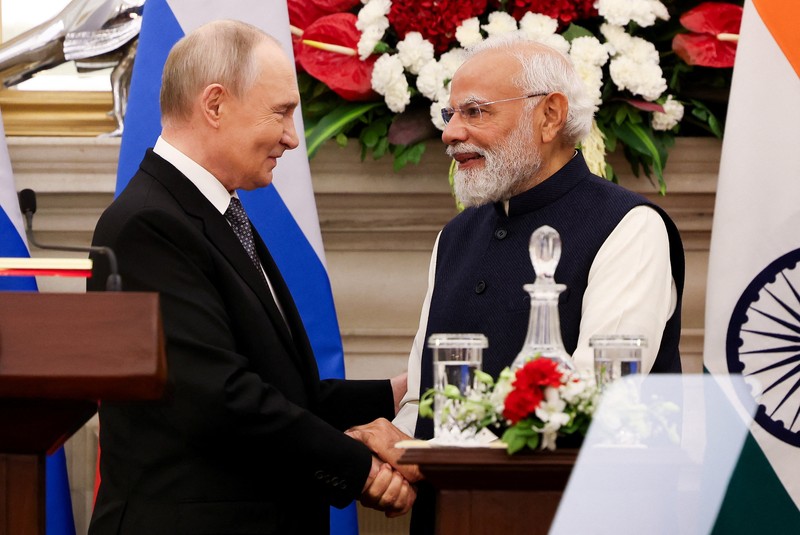 Presiden Rusia Vladimir Putin dan Perdana Menteri India Narendra Modi berjalan menjelang pembicaraan mereka di New Delhi, India, 5 Desember 2025. (Sputnik/Alexander Kazakov/Pool via REUTERS)