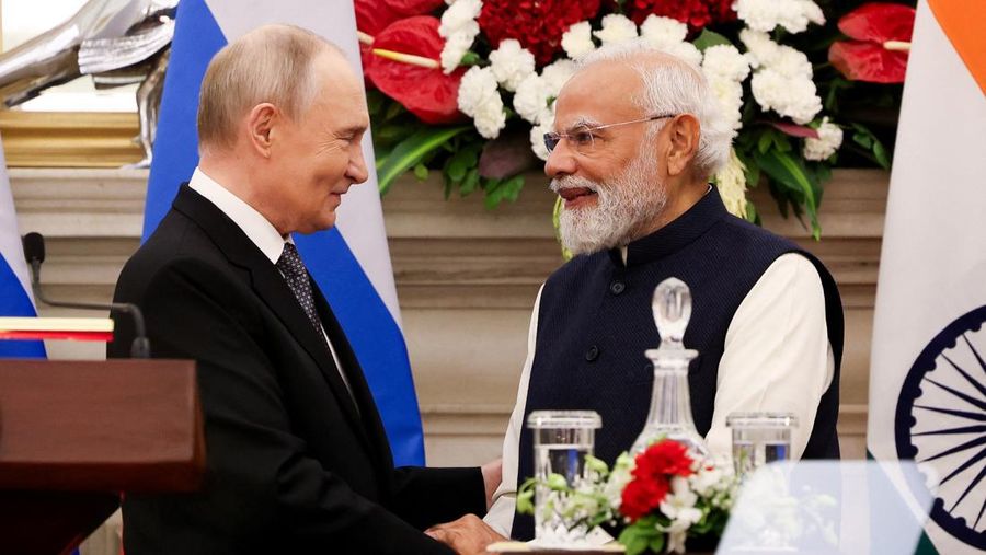 Presiden Rusia Vladimir Putin dan Perdana Menteri India Narendra Modi berjabat tangan saat menghadiri presentasi pernyataan bersama setelah pembicaraan tingkat delegasi di Hyderabad House di New Delhi, India, 5 Desember 2025. (REUTERS/Adnan Abidi)