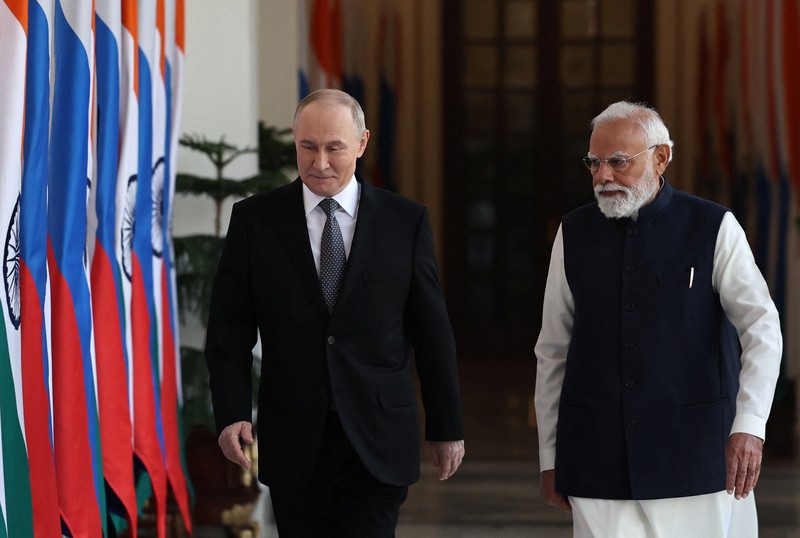 Presiden Rusia Vladimir Putin dan Perdana Menteri India Narendra Modi berjalan menjelang pembicaraan mereka di New Delhi, India, 5 Desember 2025. (Sputnik/Alexander Kazakov/Pool via REUTERS)