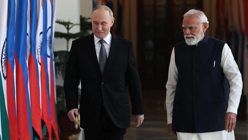 Presiden Rusia Vladimir Putin dan Perdana Menteri India Narendra Modi berjalan menjelang pembicaraan mereka di New Delhi, India, 5 Desember 2025. (Sputnik/Alexander Kazakov/Pool via REUTERS)
