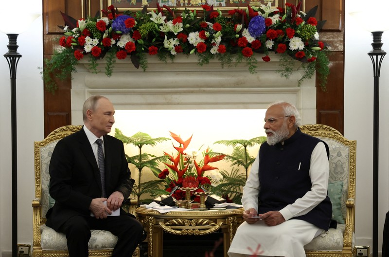 Presiden Rusia Vladimir Putin dan Perdana Menteri India Narendra Modi berjalan menjelang pembicaraan mereka di New Delhi, India, 5 Desember 2025. (Sputnik/Alexander Kazakov/Pool via REUTERS)