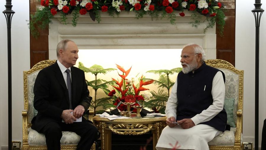 Presiden Rusia Vladimir Putin dan Perdana Menteri India Narendra Modi berjalan menjelang pembicaraan mereka di New Delhi, India, 5 Desember 2025. (Sputnik/Alexander Kazakov/Pool via REUTERS)